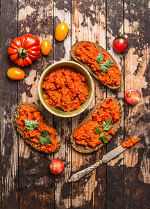 带西红柿的素食小吃铺包上,俯视图健康食品的图片