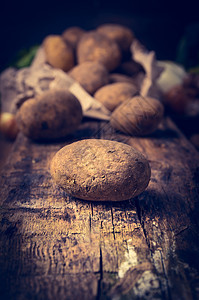 花园机土豆乡村厨房桌子上,木制背景上图片