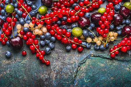 各种夏季浆果醋栗,红白醋栗,樱桃,蓝莓黑暗的乡村背景,顶部视图,边界图片