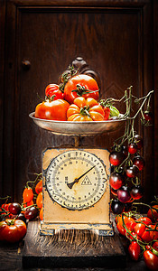 各种五颜六色的西红柿古老的鳞片上的乡村木制背景图片