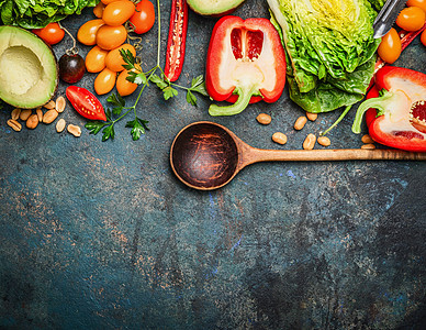 彩色机蔬菜与木制勺子图片