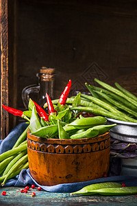 木碗与绿色豌豆荚图片