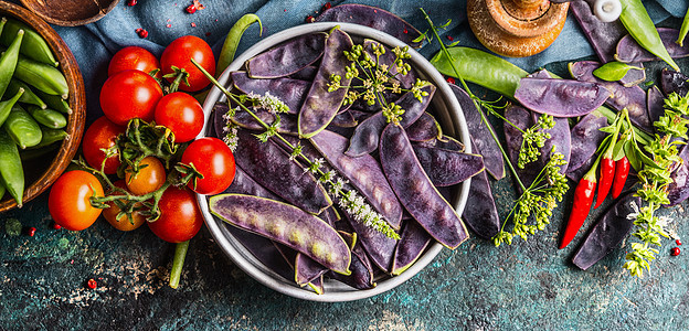紫色豌豆荚金属碗与西红柿烹饪原料图片