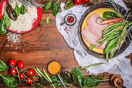 生鸡乳房与大米新鲜机蔬菜成分,健康烹饪乡村木制背景,顶部视图,框架饮食食物运动营养图片