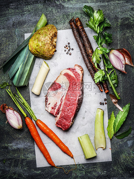 生牛肉牛腩肉与有机蔬菜图片