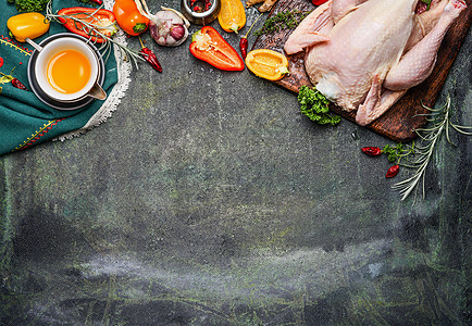 生全鸡,油蔬菜成分,美味的烹饪乡村背景,顶部视图,边界健康食品饮食饮食图片