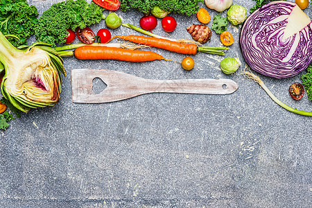 新鲜蔬菜配料木制烹饪勺子与心灰意冷的乡村背景,顶部视图素食健康饮食营养理念图片