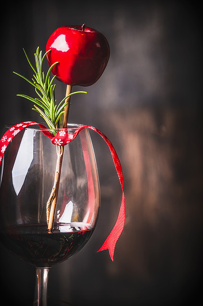 酒杯的红酒与圣诞装饰图片