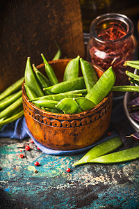 绿色豌豆荚与烹饪原料图片