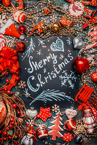圣诞快乐刻字黑暗的黑板各种红色假日装饰图片