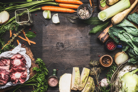 各种新鲜机成分的肉汤汤烹饪与蔬菜肉类黑暗的木制背景,顶部视图,框架图片