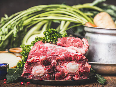 牛肉牛尾肉厨房桌子上与烹饪锅蔬菜配料图片