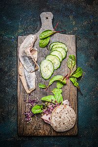 鱼三明治与鲱鱼新鲜健康的成分图片