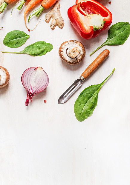 各种蔬菜成分的沙拉健康烹饪与剥皮机白色木制背景,顶部视图图片