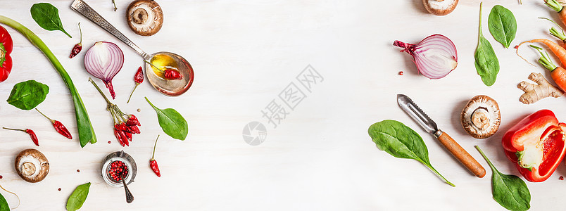 健康食品背景与各种蔬菜成分,勺子与油剥皮机,顶部视图图片