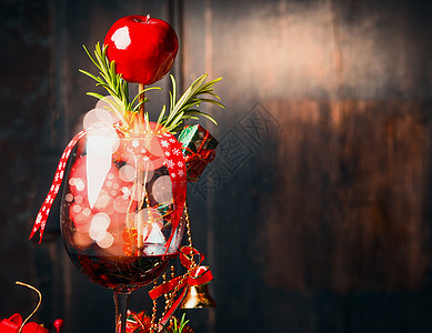 杯带诞装饰的红酒深色木制背景的璃中的波克图片