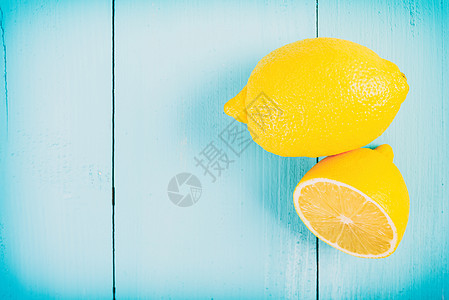 木制桌子上新鲜的黄色柠檬图片
