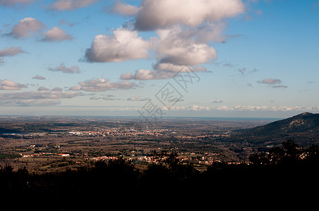 东方比利牛斯山脉地中海平原的景色背景图片