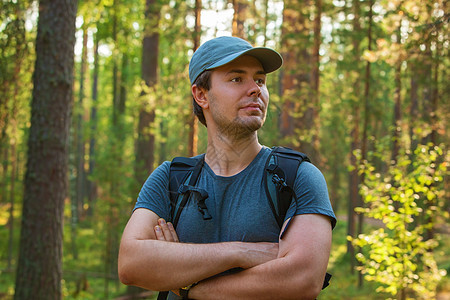轻人游客帽子t恤肖像森林背景图片