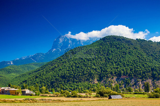 比利牛斯山脉夏季景观图片