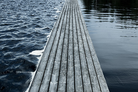 水上的长浮木桥图片