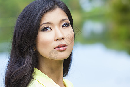 个美丽的轻的中国亚洲轻妇女女孩湖边的户外肖像,倒影图片