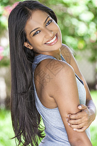 户外肖像,美丽的印度亚洲轻妇女女孩夏季阳光下,完美的牙齿长发图片