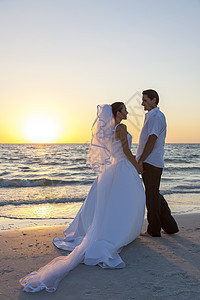 已婚夫妇,新娘新郎,美丽的热带海滩上日出图片