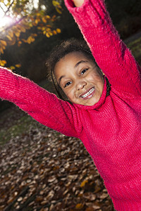 位美丽的轻,微笑,快乐的混合种族,异族非裔美国女孩,公园外玩耍的肖像照片图片
