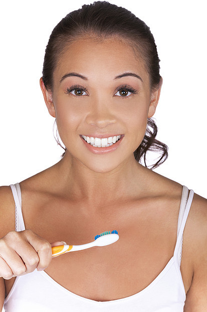 亚洲欧亚女孩轻妇女用牙刷刷牙,微笑图片