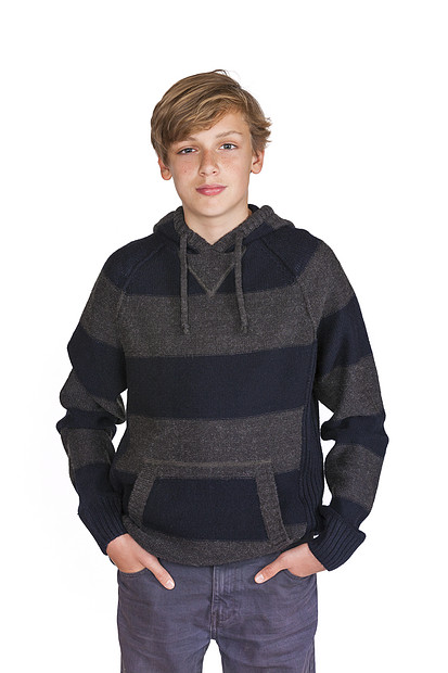 白色背景摄影棚的照片,个站立的男t恤金发男孩的孩子戴着头巾