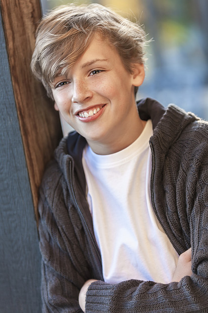 轻快乐笑男孩子少金发孩子外的夏天阳光