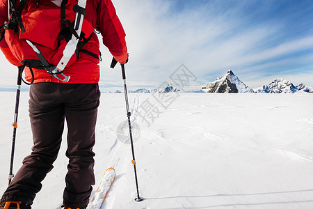 在欧洲阿尔卑斯山探险滑雪的登山者图片