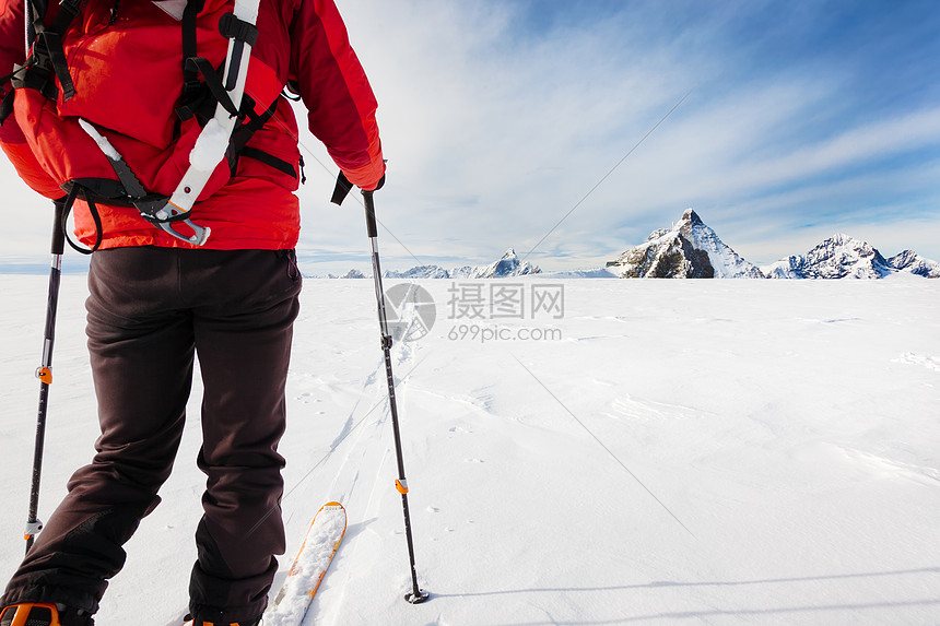 在欧洲阿尔卑斯山探险滑雪的登山者图片