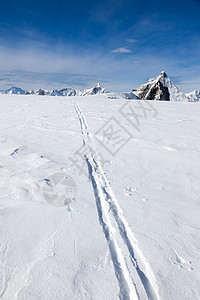 冰痕新雪上的滑雪痕背景