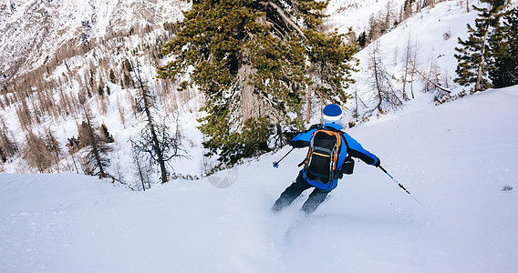 冬季运动男子粉状雪中滑雪瓦尔DRsquoAosta,意大利阿尔卑斯山,欧洲图片