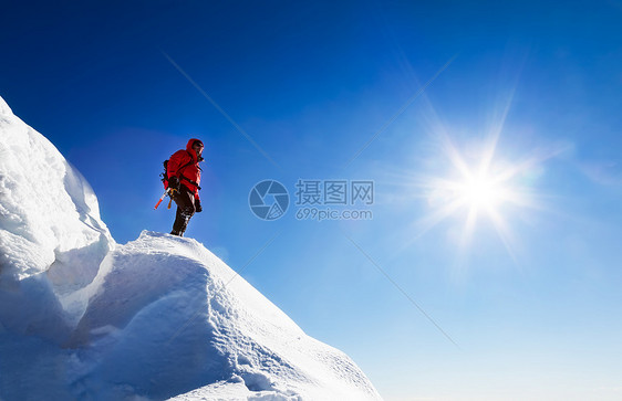 晴朗多风的冬日登山者看山下全景图片