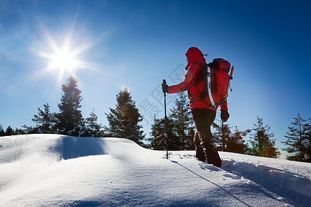 冬季徒步旅行个徒步旅行者,走雪地里,休息下欣赏全景阳光明媚,霜冻的冬日意大利阿尔卑斯山,欧洲图片
