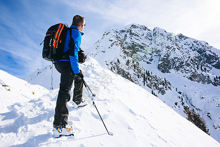 寒假登山者休息看山全景背景西部阿尔卑斯山的个雪峰意大利,欧洲图片