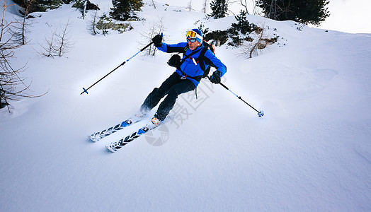冬季运动男子粉状雪中滑雪瓦尔DRsquoAosta,意大利阿尔卑斯山,欧洲图片