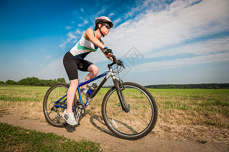 女人在户外骑自行车背景图片