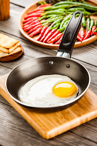木制桌子上的煎蛋,早餐图片