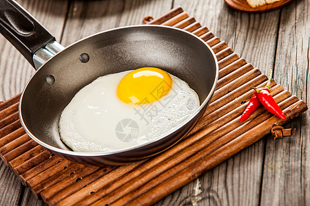 木制桌子上的煎蛋,早餐图片