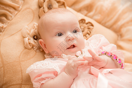 两个月大的女婴个轻的背景图片