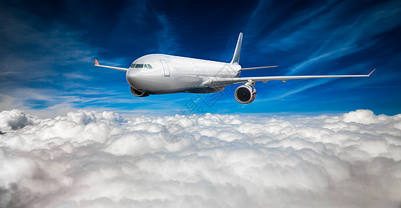 客机云层中飞行图片