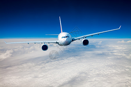 客机云层中飞行图片