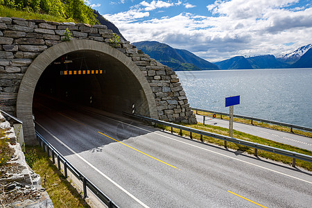 挪威的山路隧道的入口图片