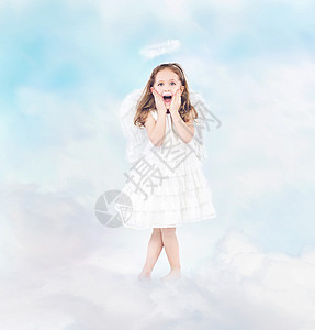 令人惊讶的白云中快乐的小女孩图片