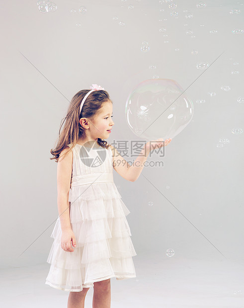 趣可爱的小女人玩肥皂泡图片