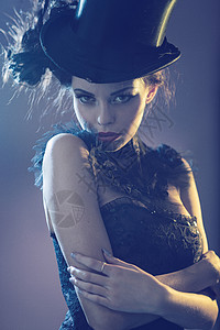 位漂亮的轻女模特戴着黑色顶帽子的肖像图片